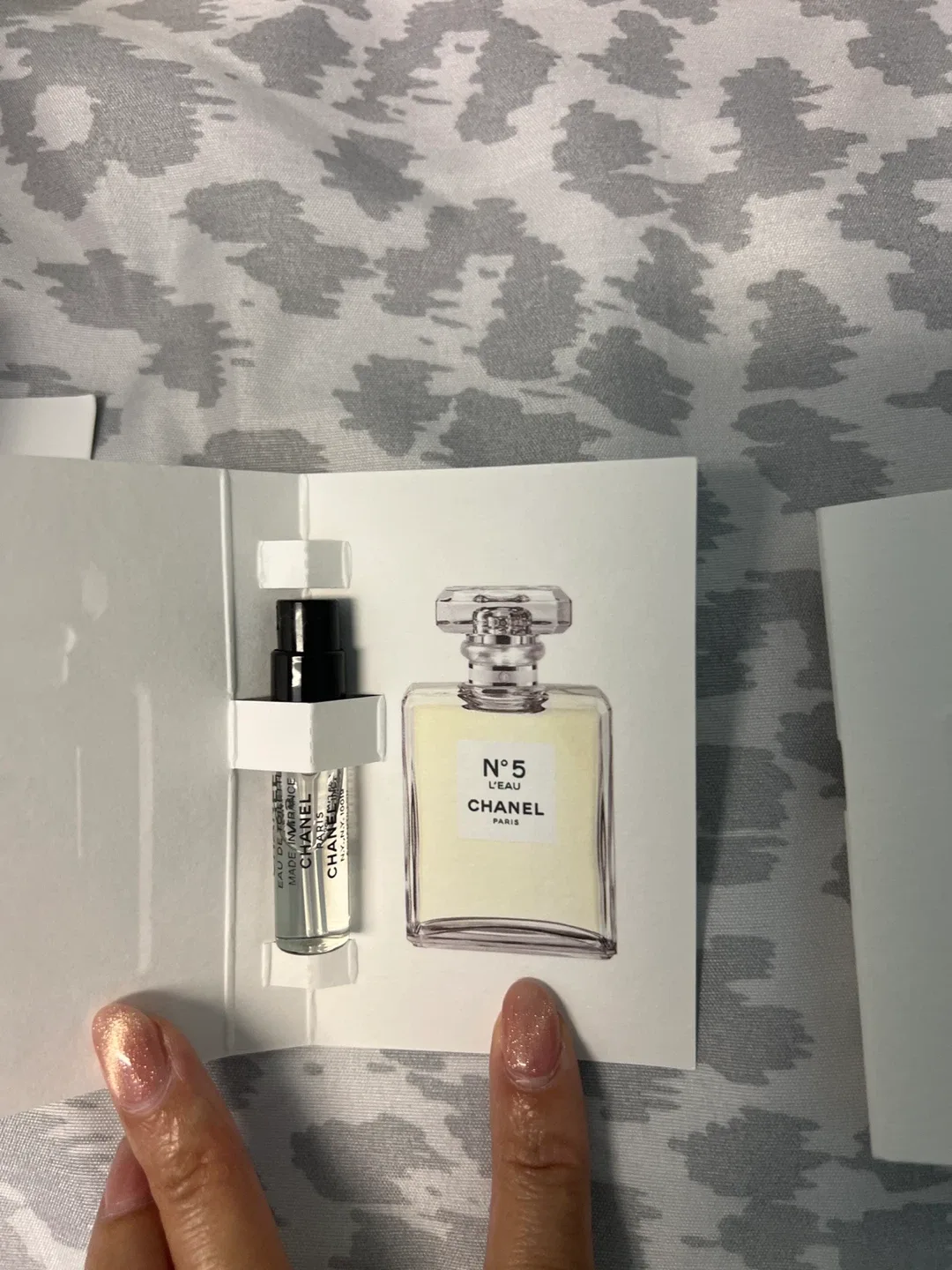 Chanel N°5 Eau de Parfum Vials image indicator(2)