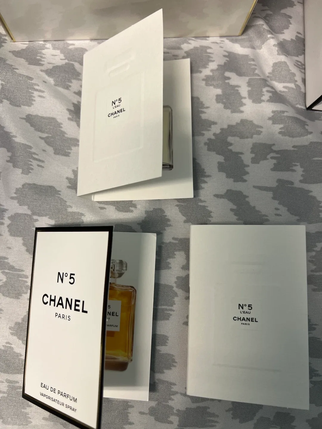 Chanel N°5 Eau de Parfum Vials image indicator(4)