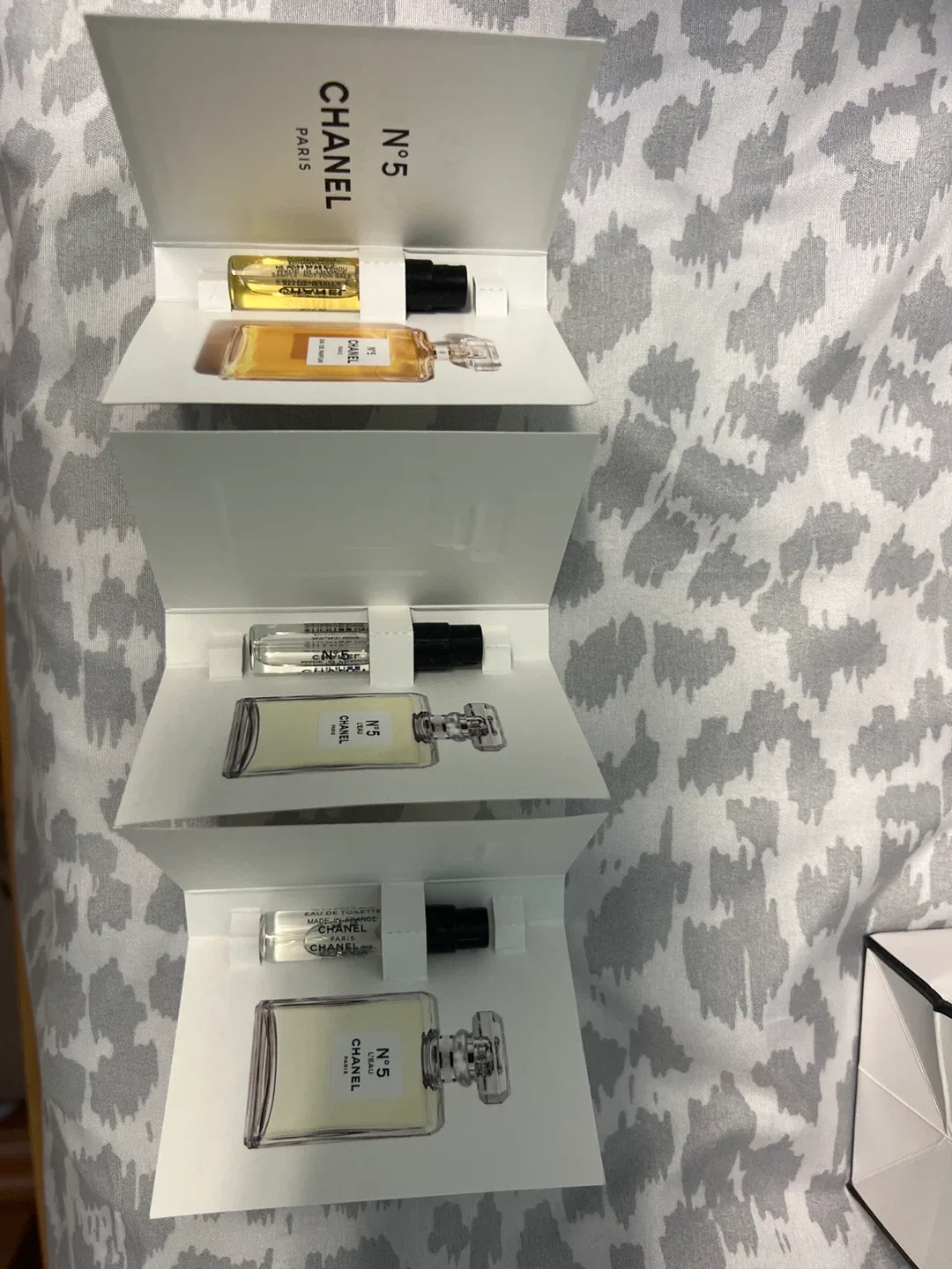 Chanel N°5 Eau de Parfum Vials image indicator(3)