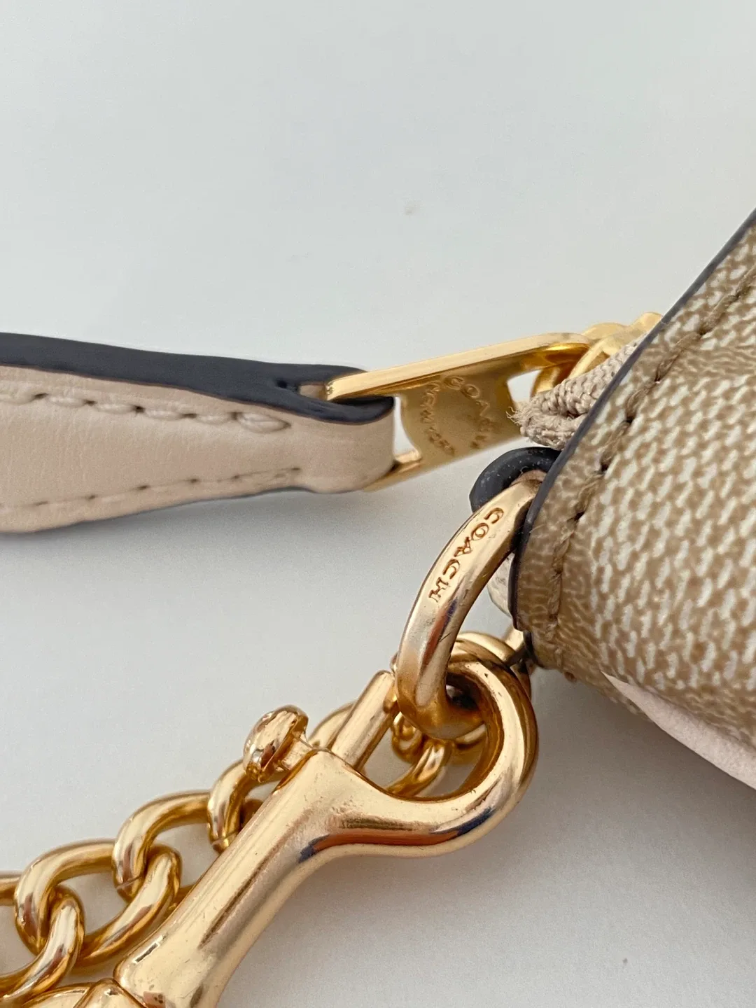 Exclusive Coach Large Signature Bag image indicator(6)