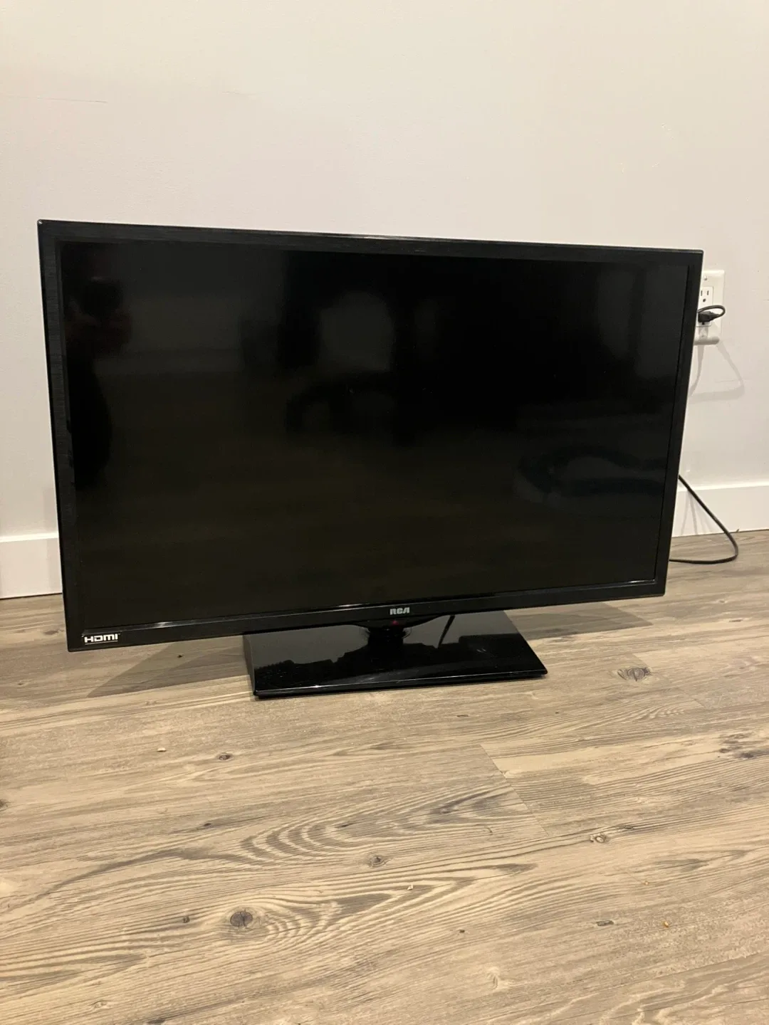 32” RCA LED TV With Remote image indicator(2)