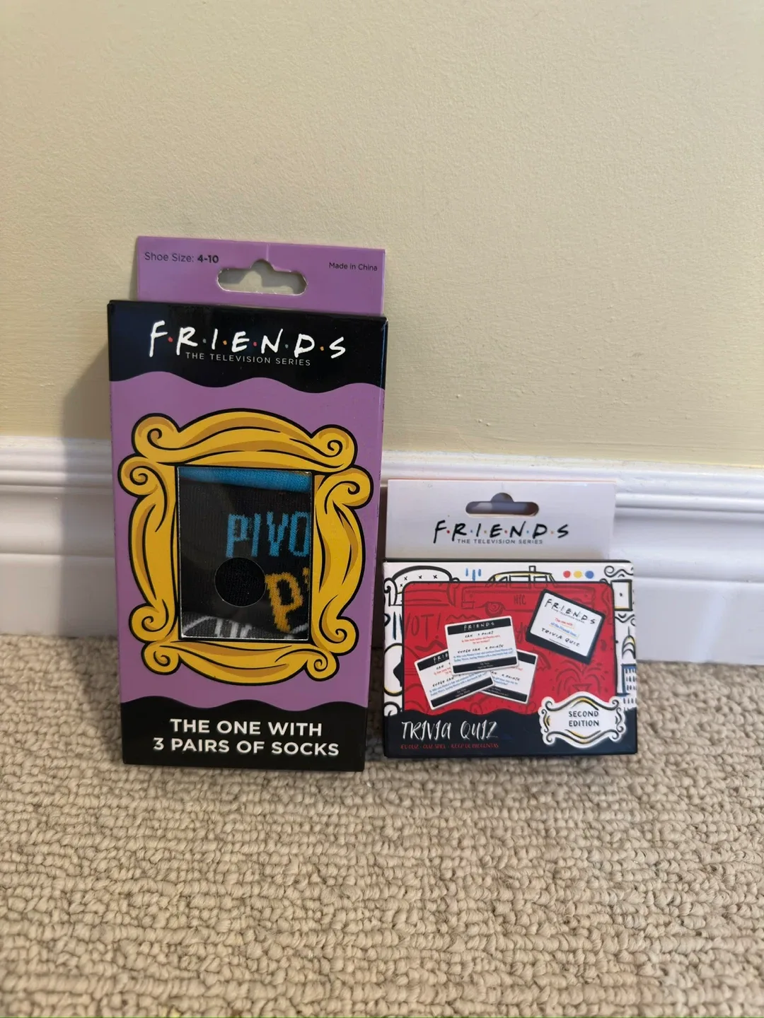 Friends Socks & Trivia Quiz Set thumbnail