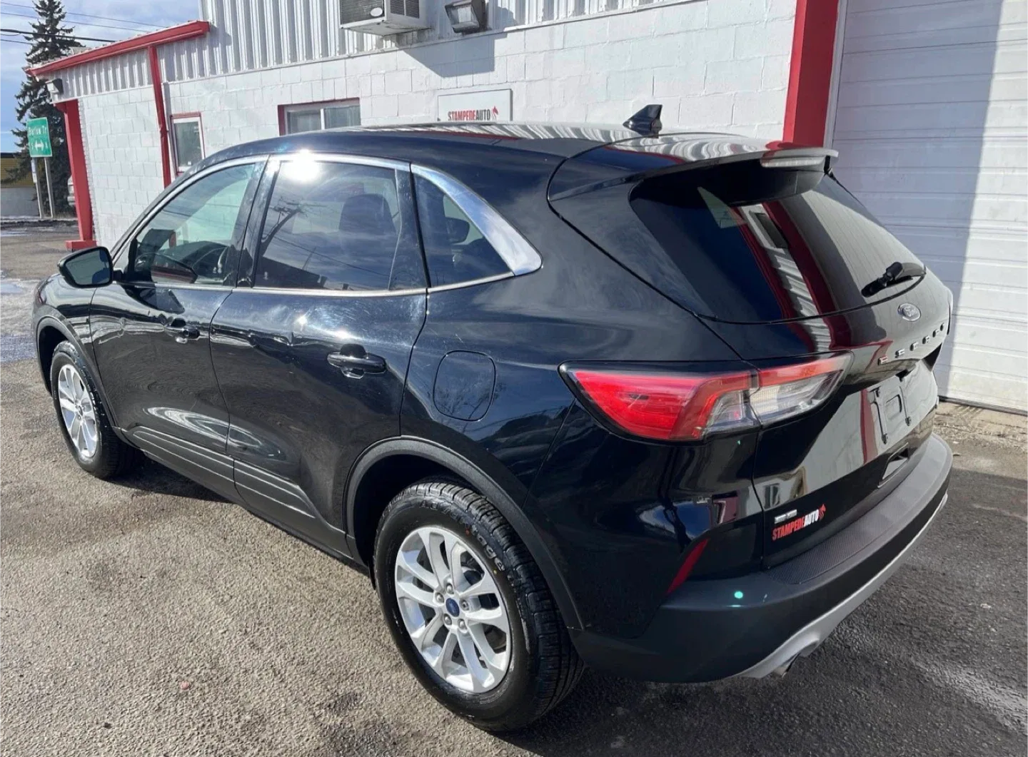 🚨 2020 Ford Escape SE AWD – Agate Black Metallic 🚨 image indicator(3)