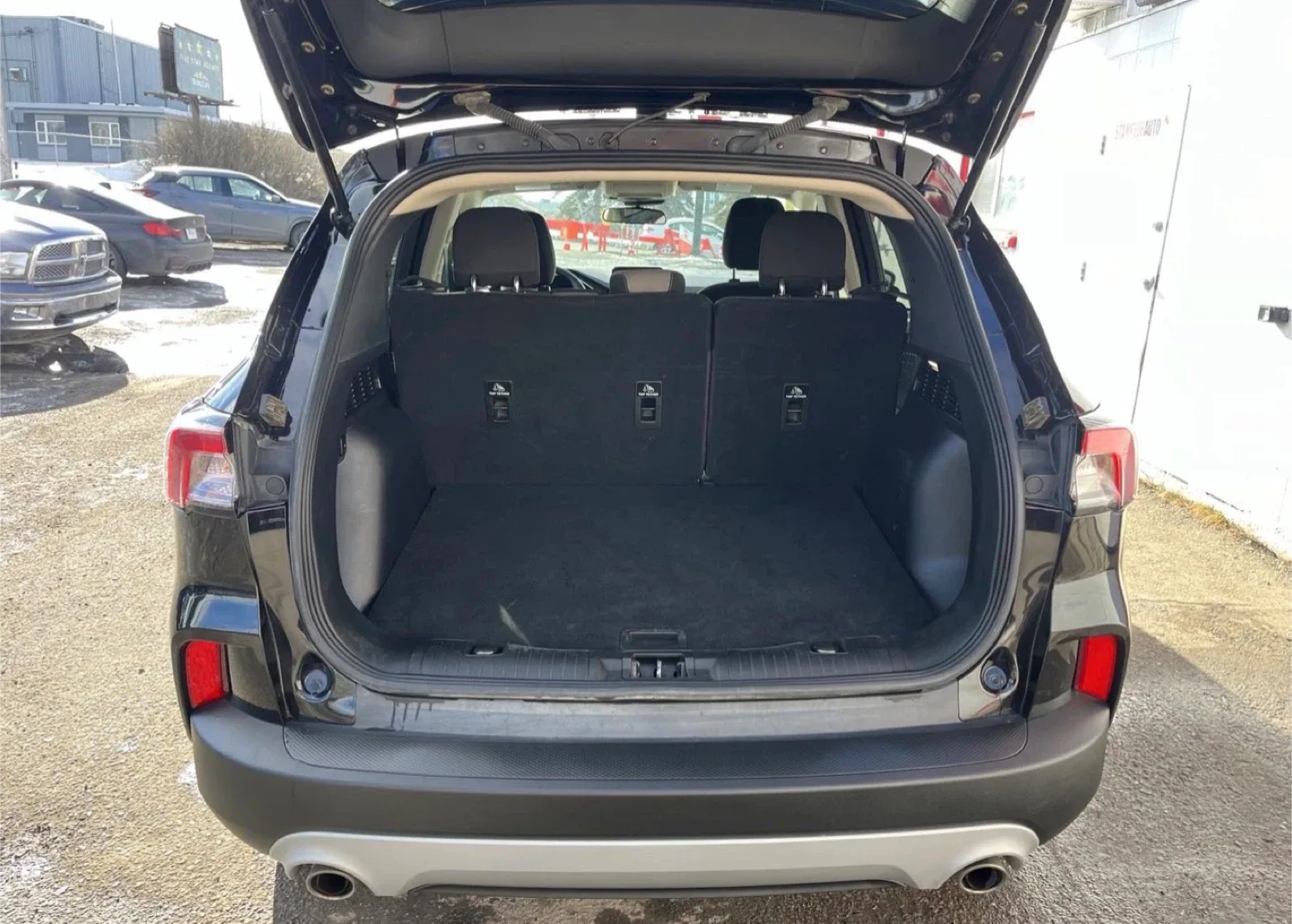 🚨 2020 Ford Escape SE AWD – Agate Black Metallic 🚨 image indicator(8)