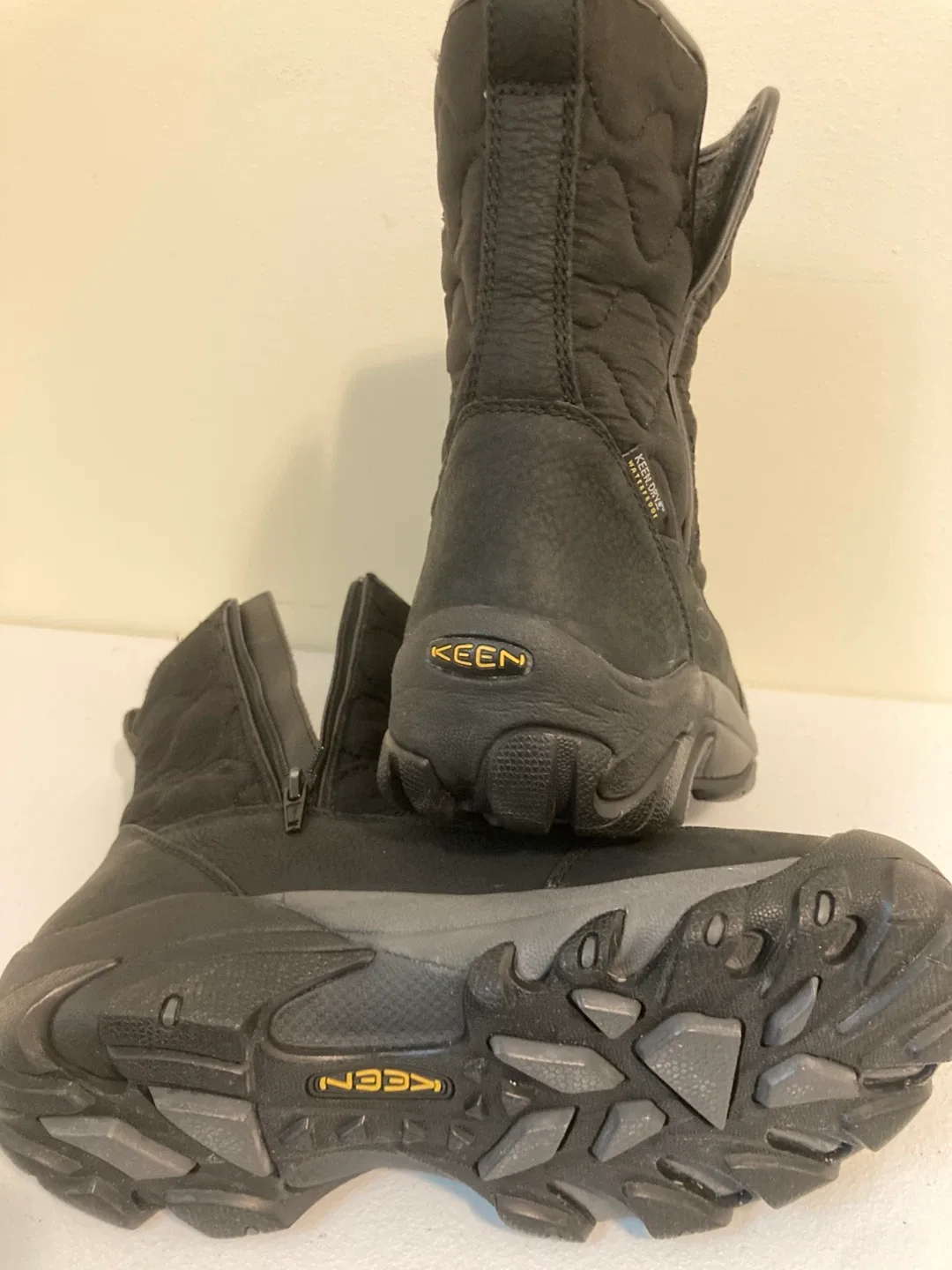 KEEN Women's Winter Boots, Size 8.5 image indicator(4)