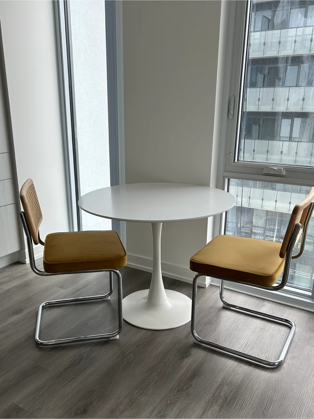Tulip Dining Table – White, 36”