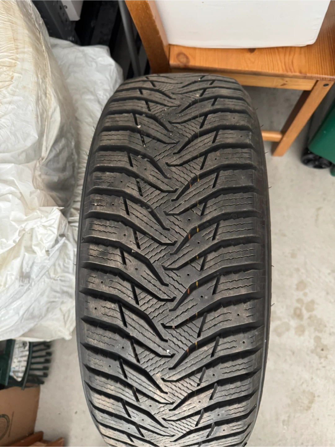 Selling of winter tires, 235 60 R18