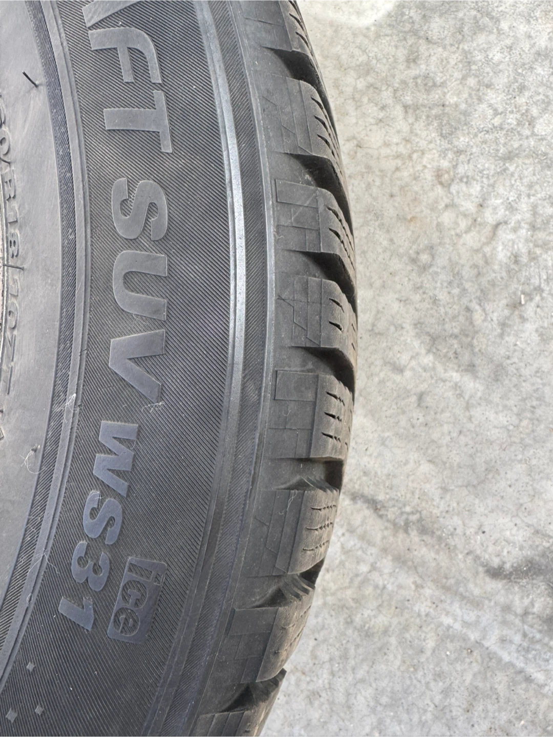 Selling of winter tires, 235 60 R18 - photo 4