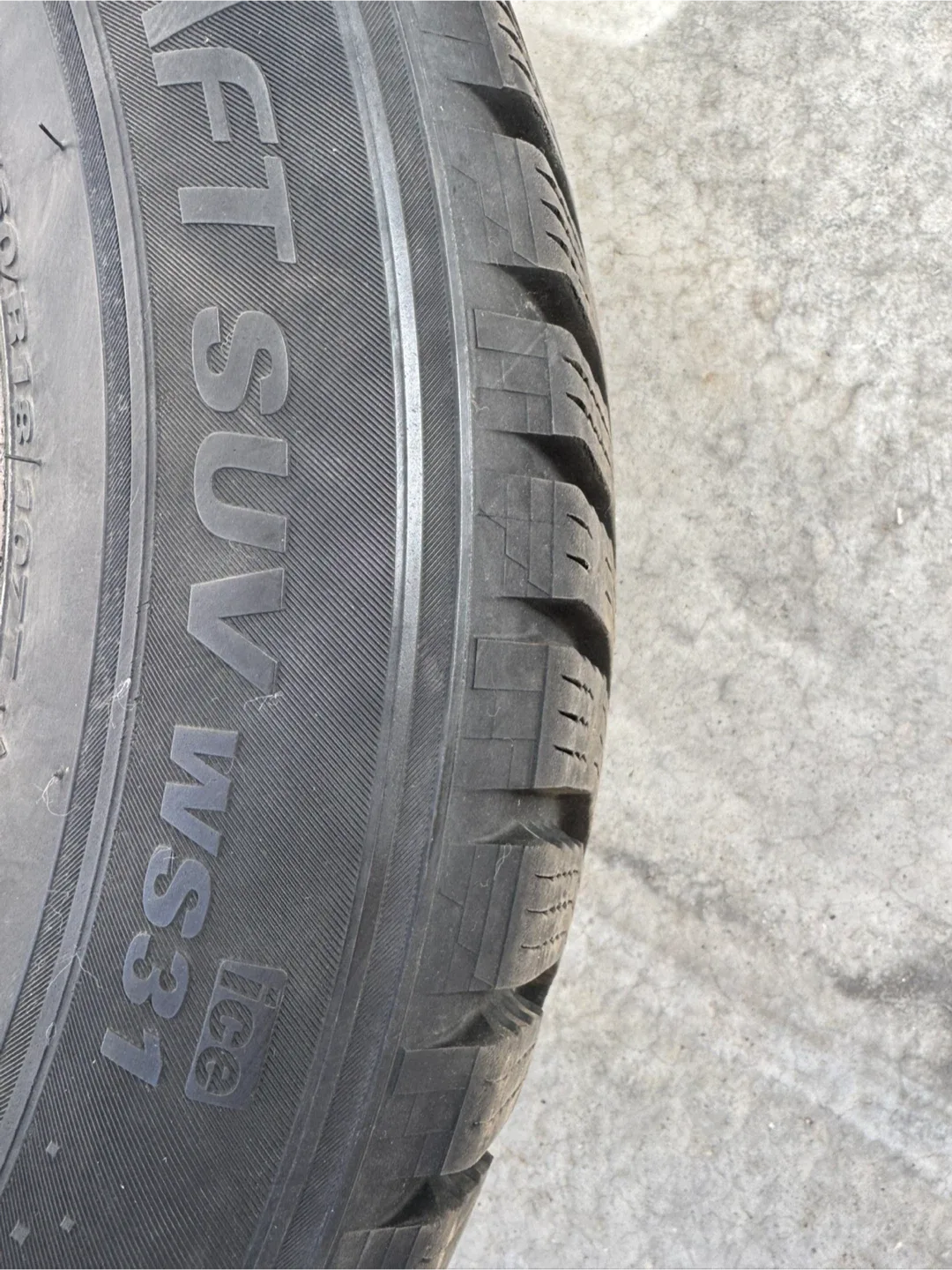 Selling of winter tires, 235 60 R18 image indicator(4)