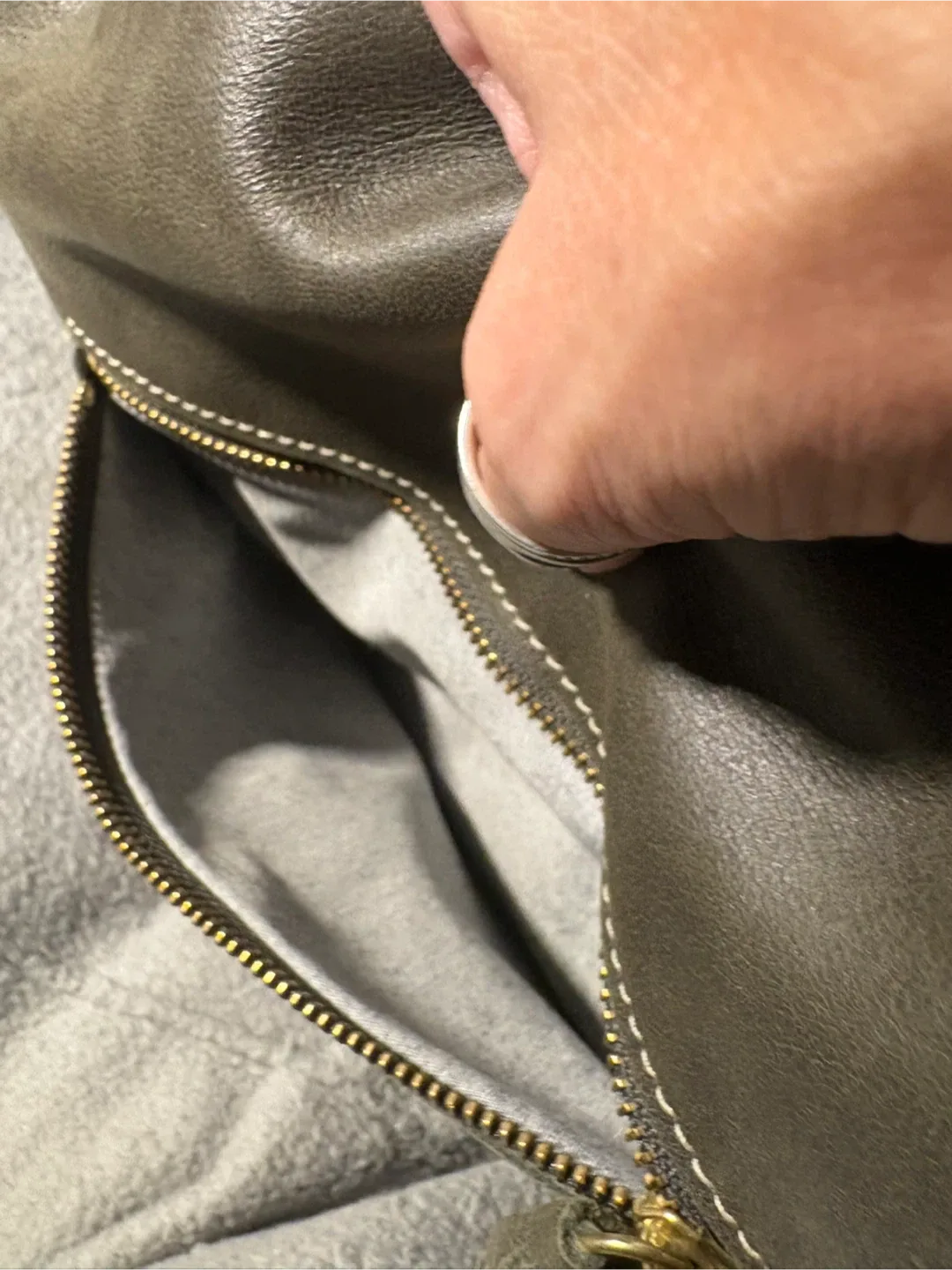 Roots Genuine Leather Hobo Bag - Olive Green image indicator(4)