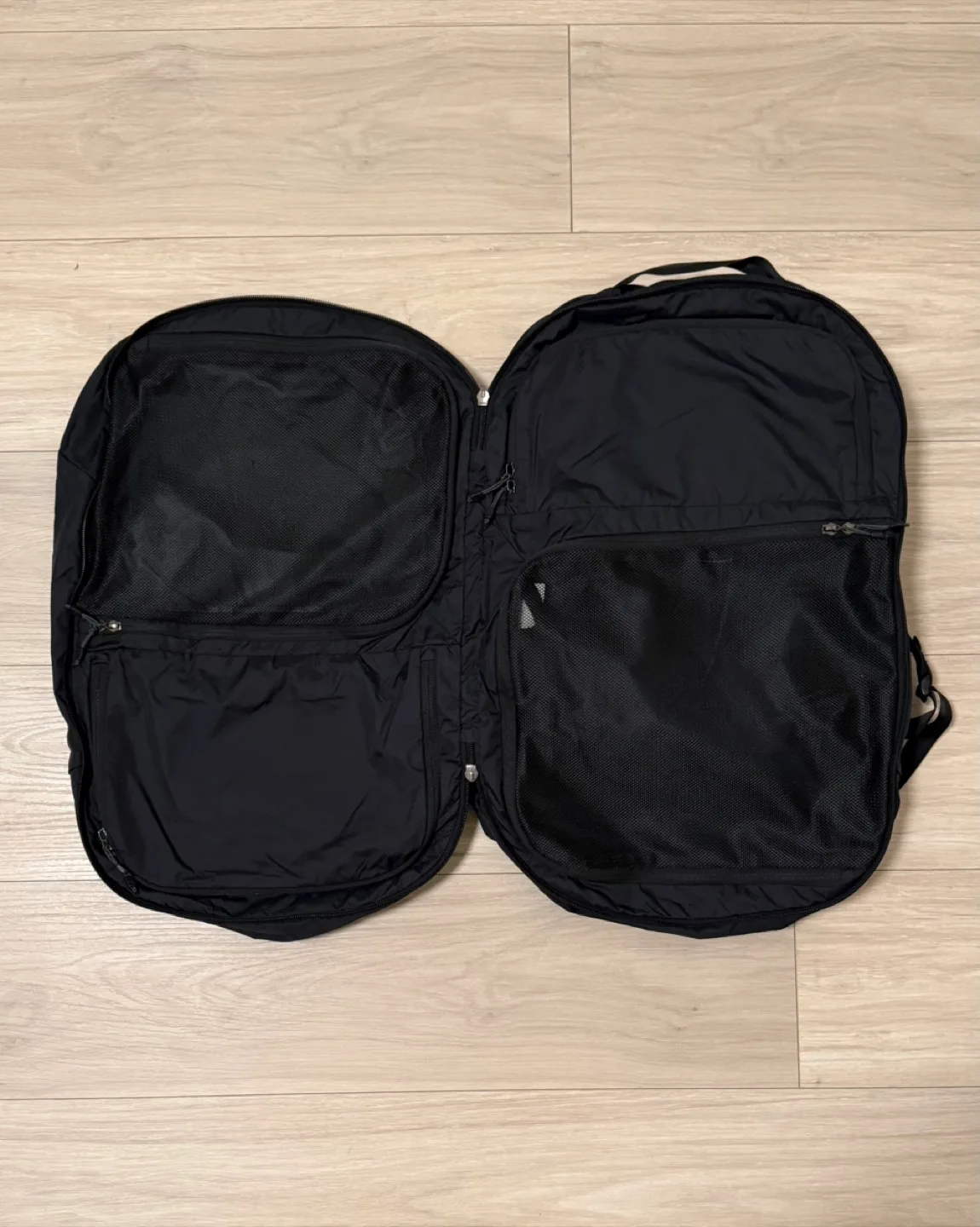 MEC Vapour light Carry-On Pack - Black image indicator(3)