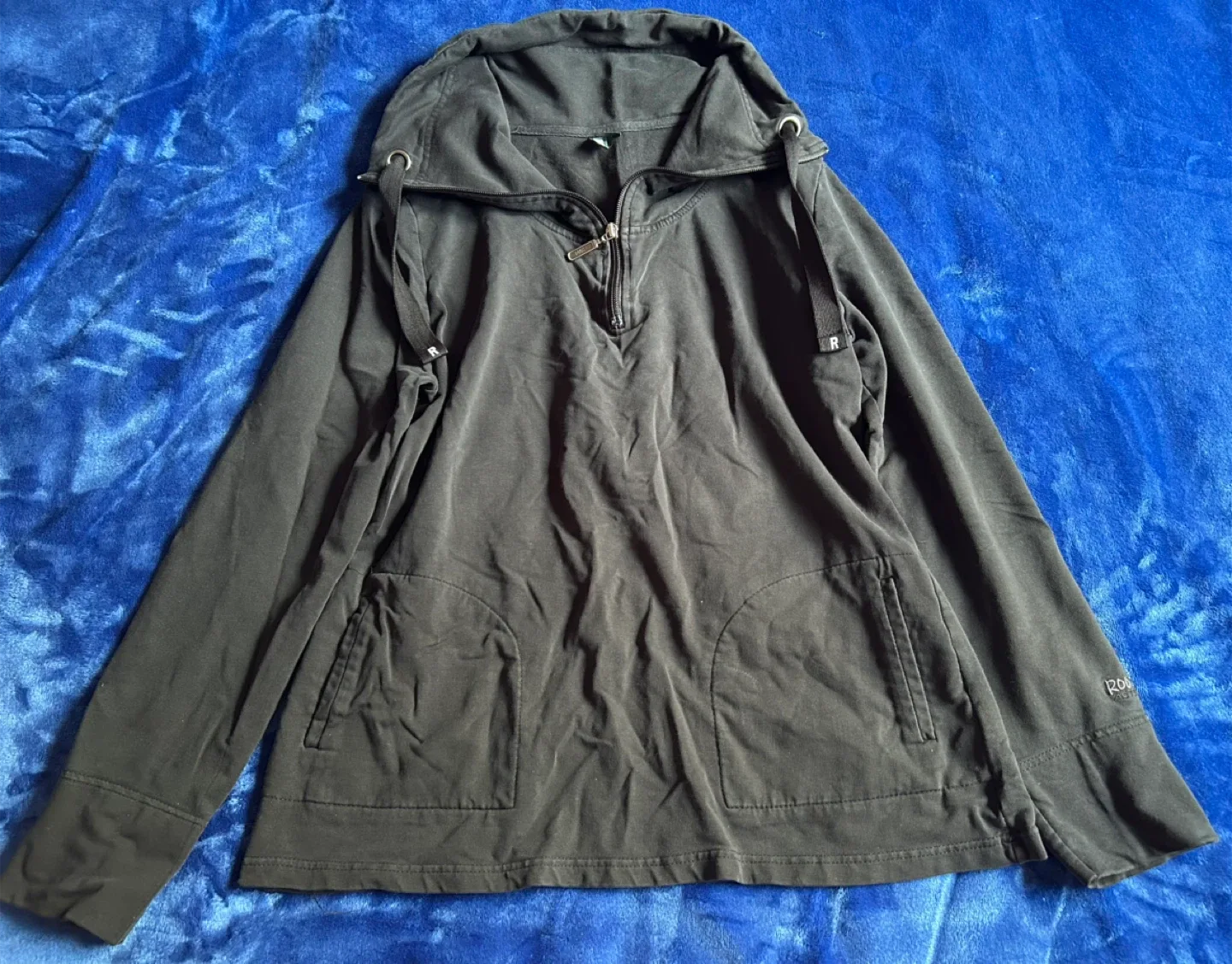 Roots Black Pullover - Size Large