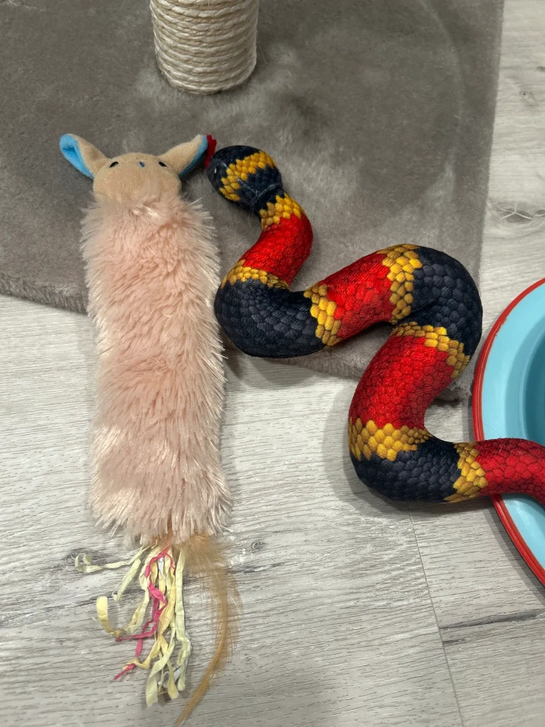 Cat Tree, Snake Toy, Mouse Toy, Ball Track Toy, Scratcher image indicator(3)