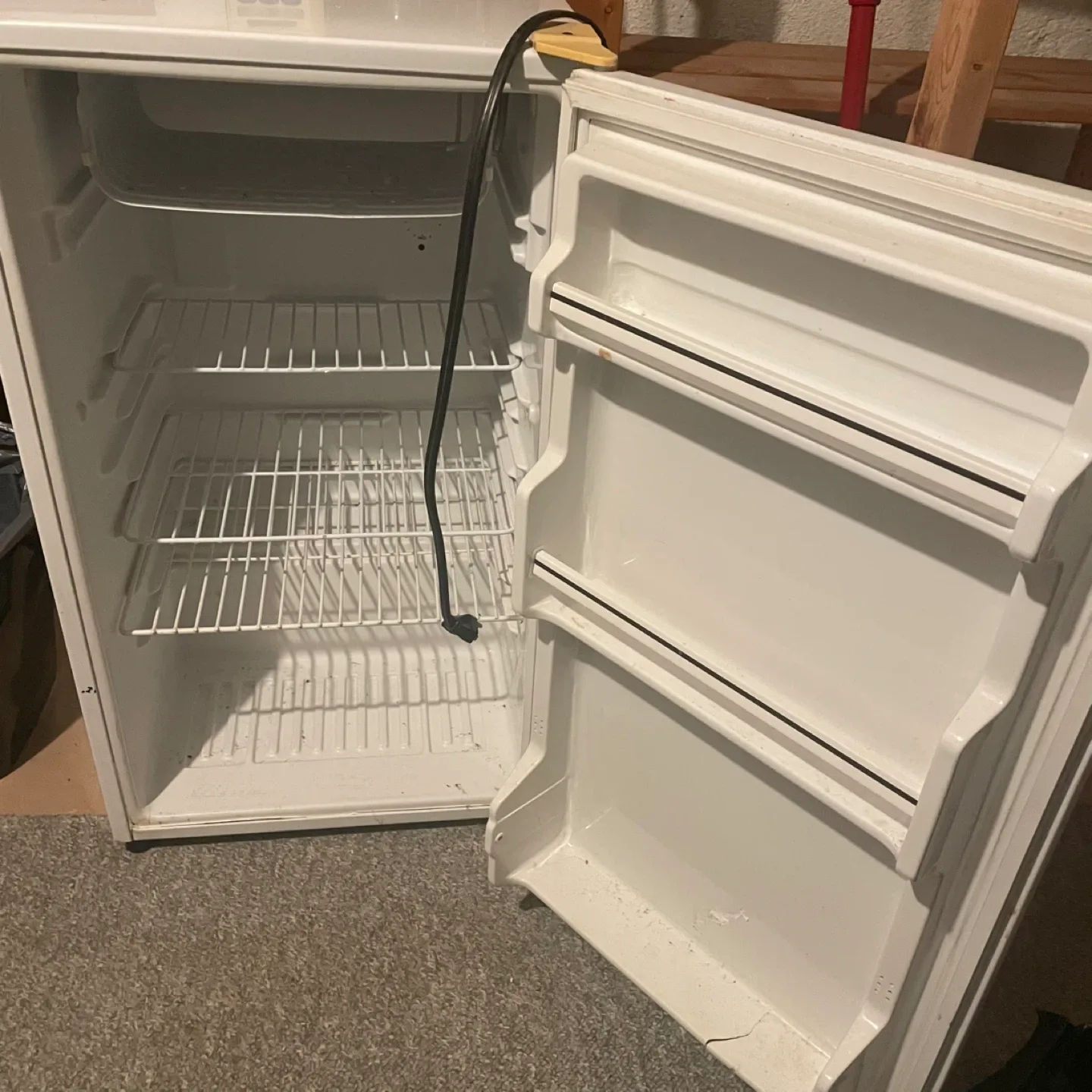 GE Compact Fridge - White image indicator(2)