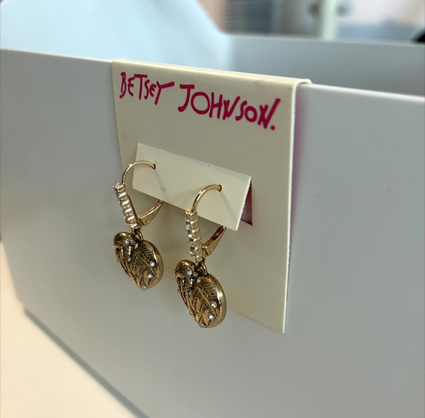 Gold-coloured heart earrings - photo 2