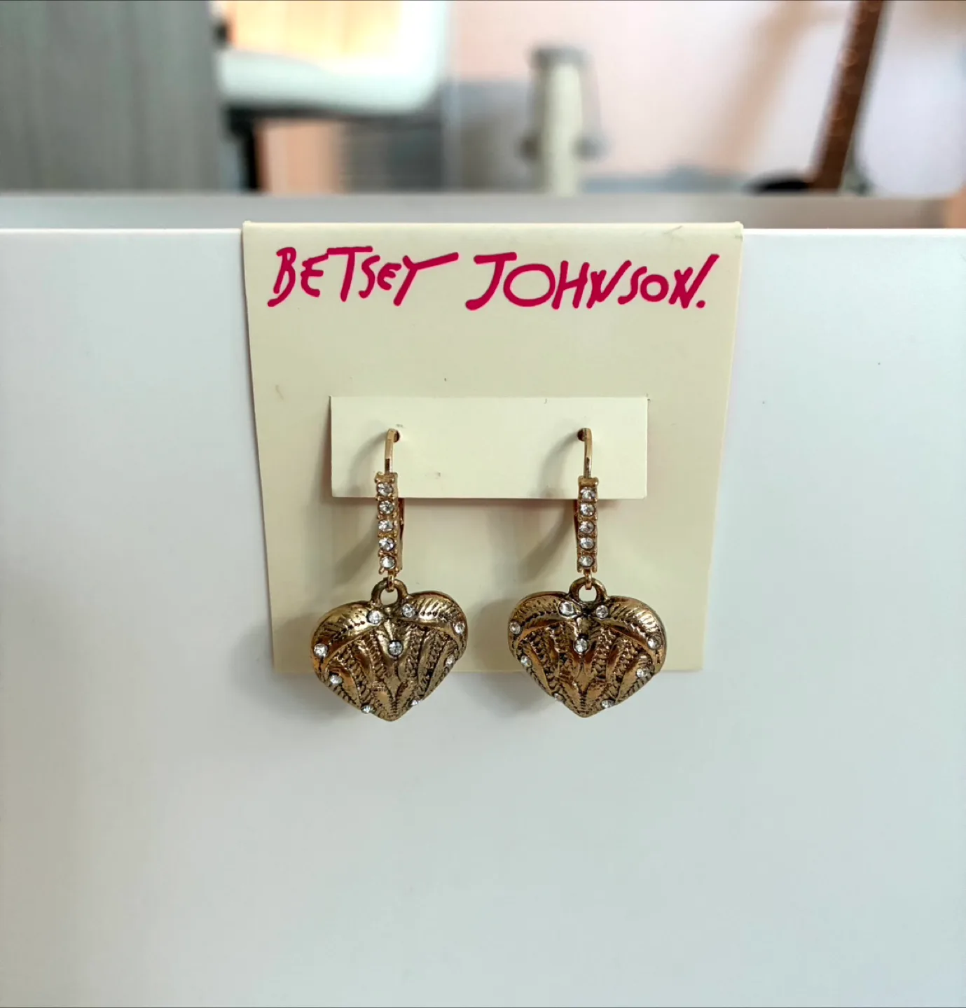 Gold-coloured heart earrings thumbnail