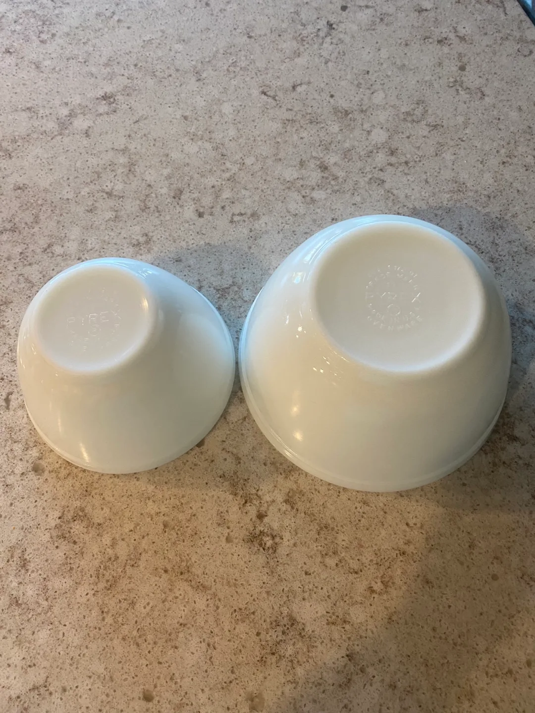 Vintage Pyrex White Opal  Mixing Bowls - Set of 2 image indicator(4)