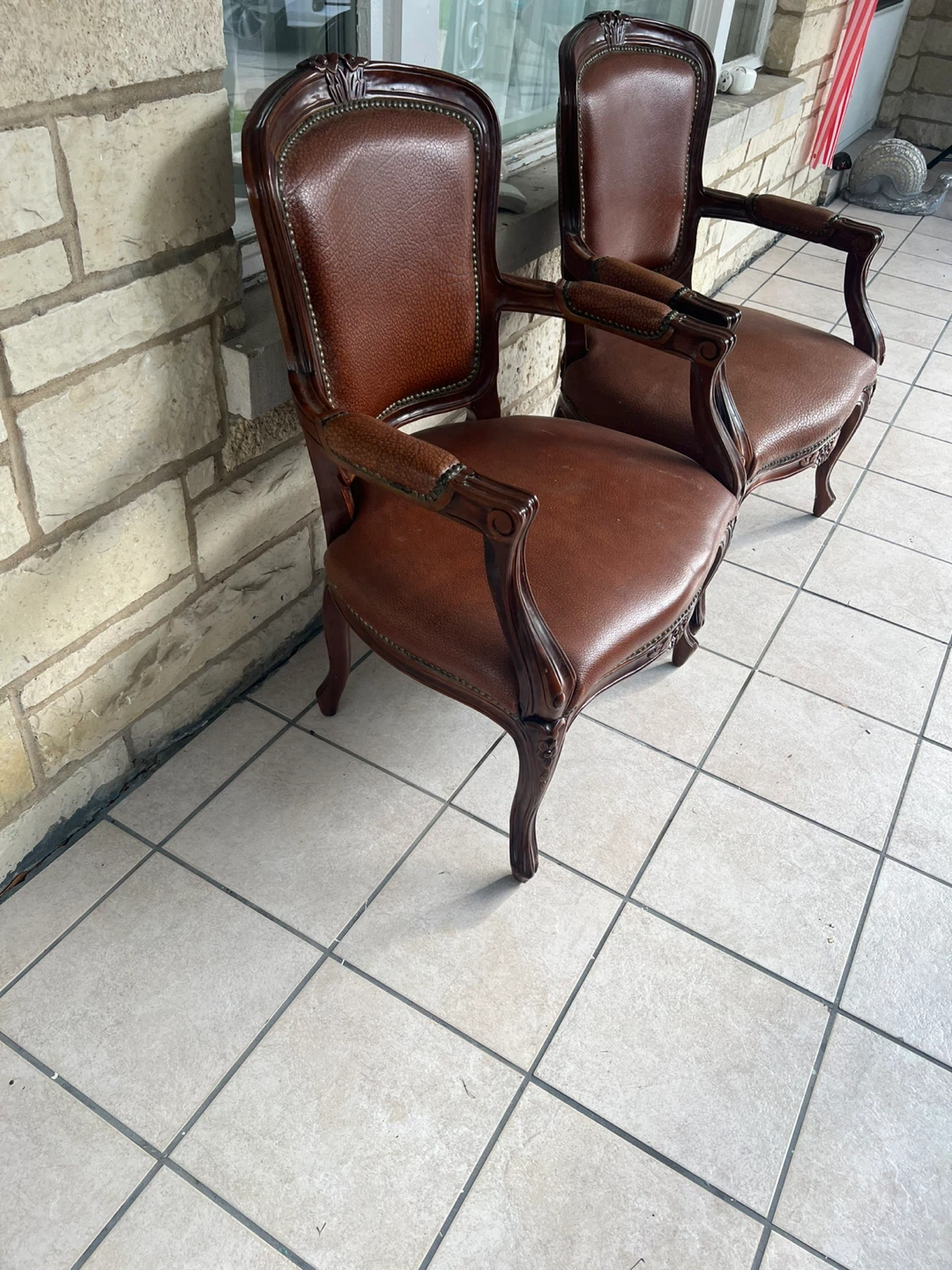 2 matching armchairs - photo 2