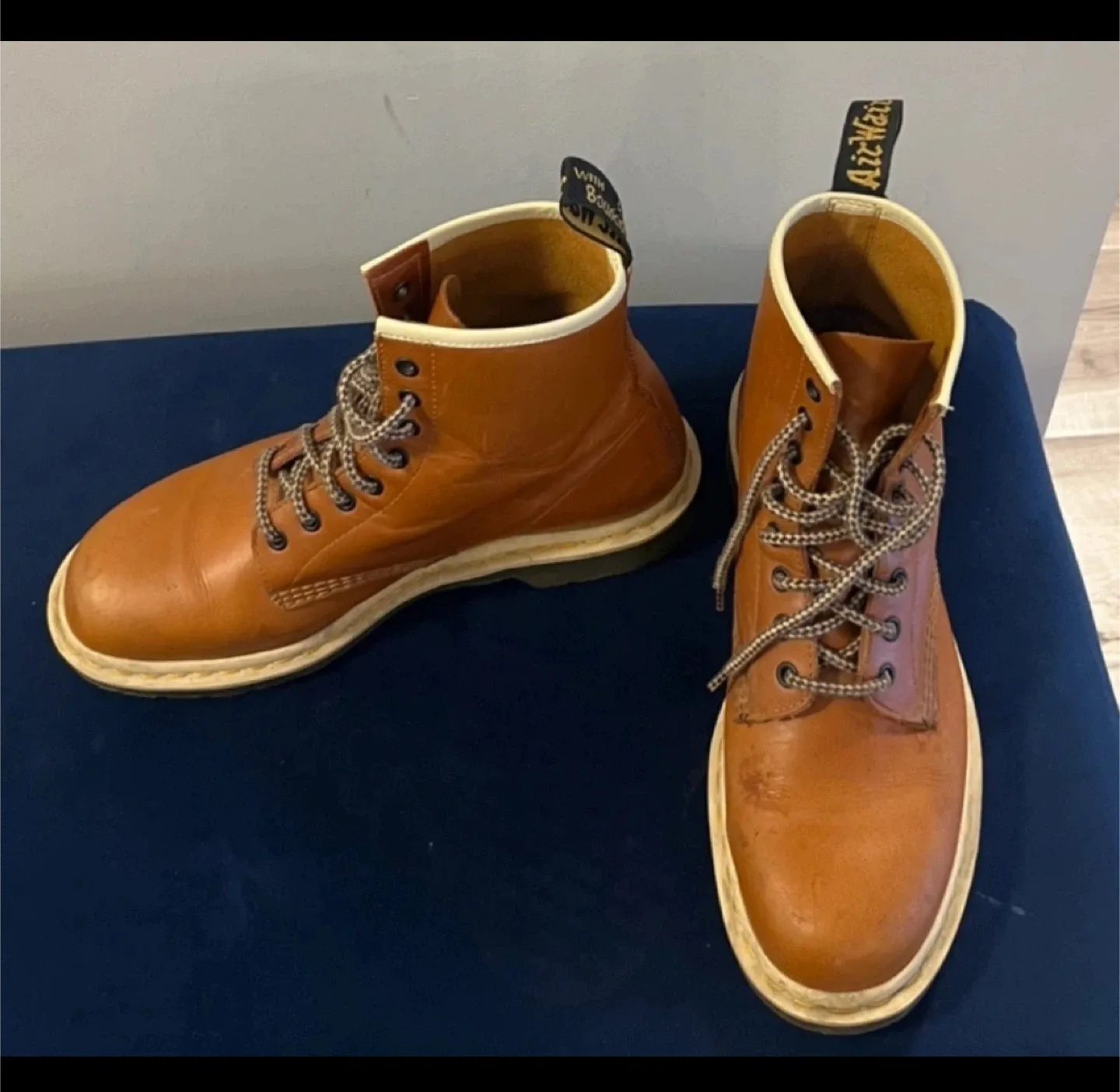 Dr. Martens Boots Analine 1460 Size 10US image indicator(2)