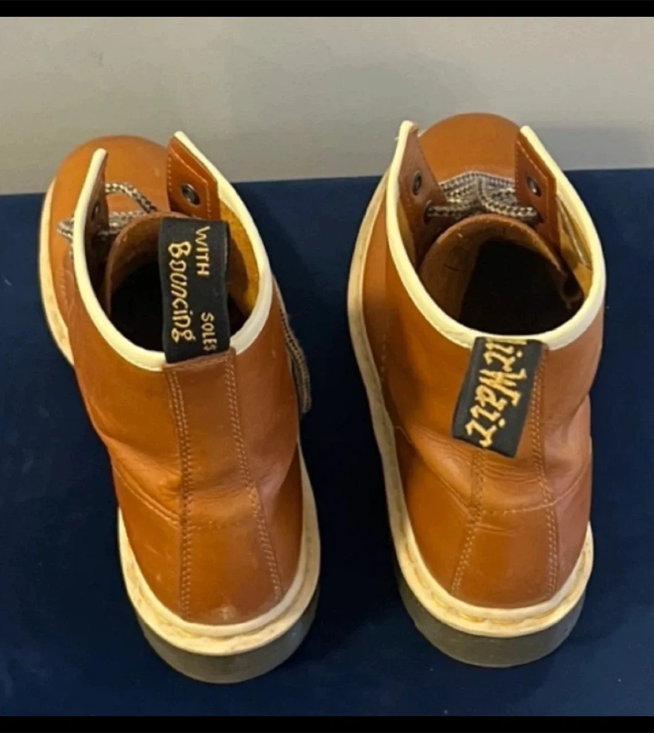 Dr. Martens Boots Analine 1460 Size 10US image indicator(3)