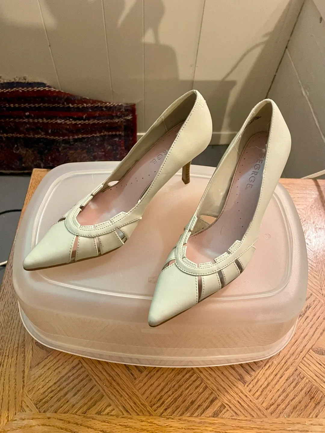 George Cream Heels - Size 6.5 thumbnail
