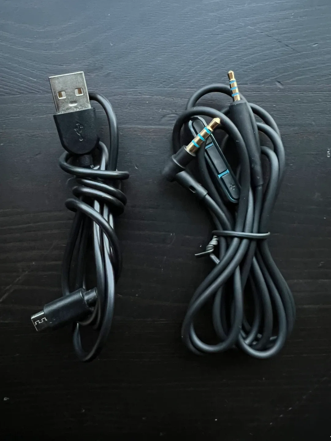 Bose Headphones with Case and Cables - MOVING OUT SALE ✈️ image indicator(4)