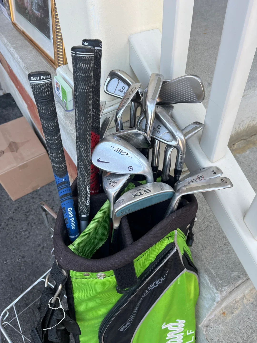 Cleveland Golf Bag with Clubs image indicator(2)