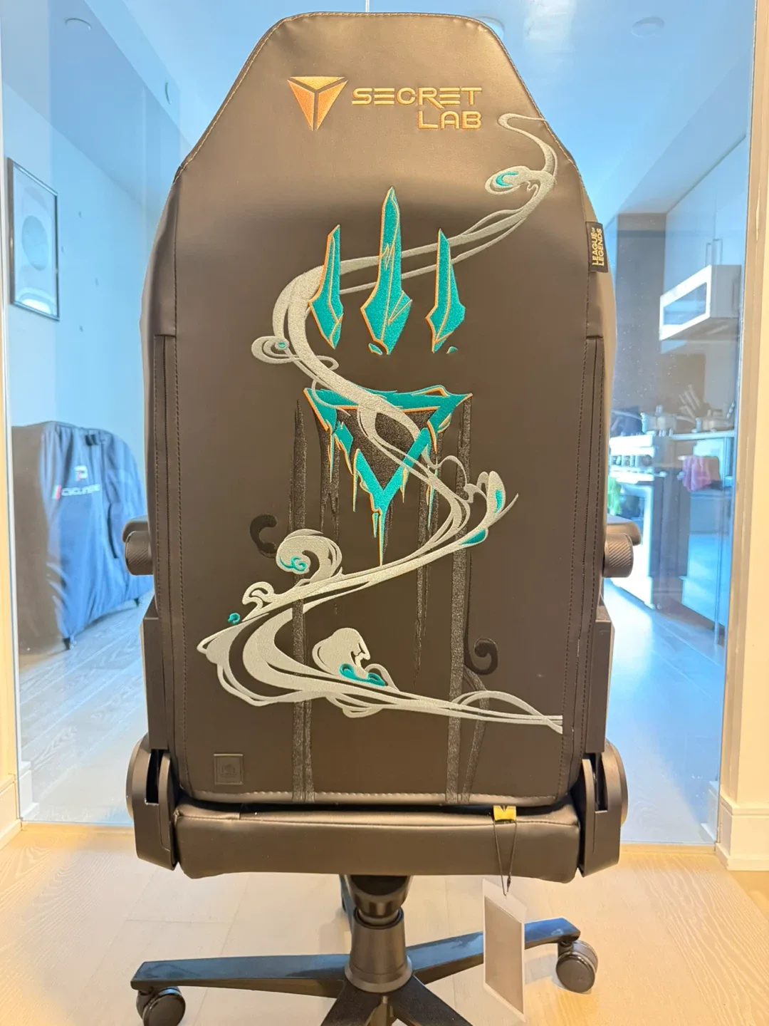 Secretlab Titan Evo Chair League of Legends Akshan Edition image indicator(2)