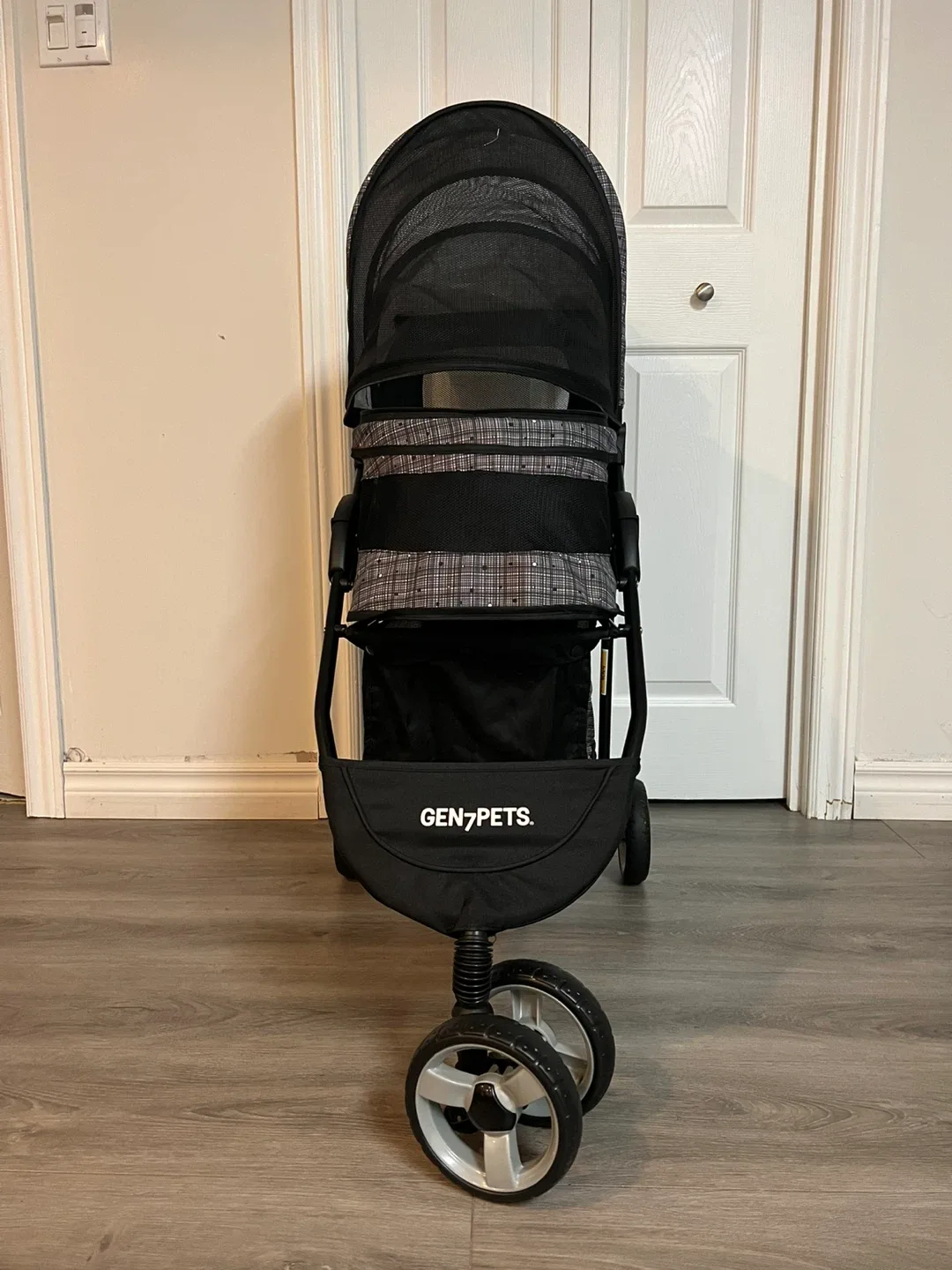 GEN7PETS Pet Stroller - Like New! image indicator(3)