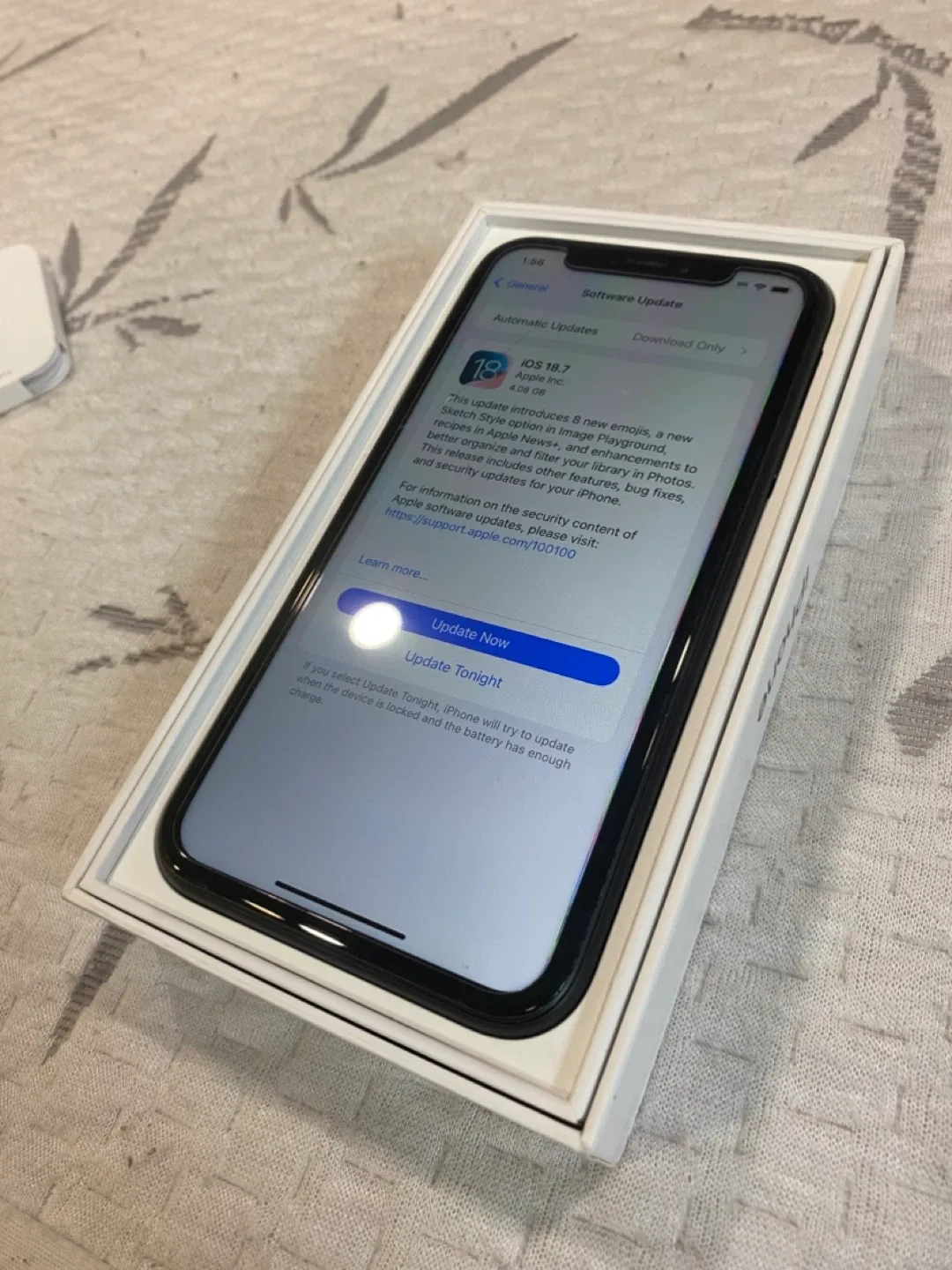 Apple iPhone XR 64GB image indicator(4)