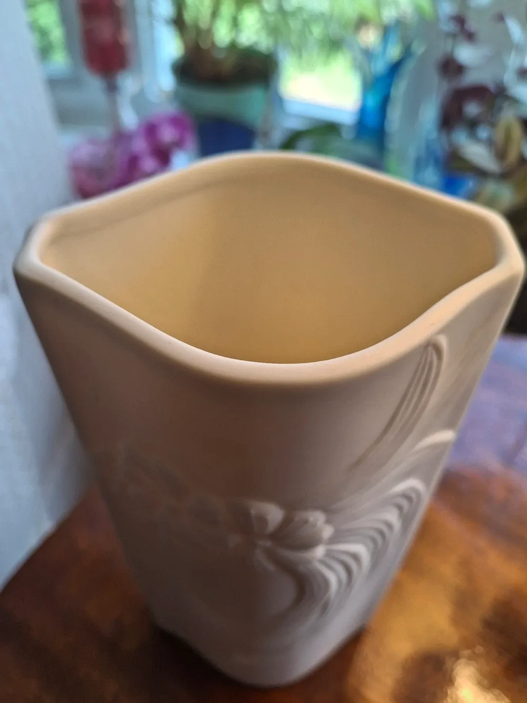 Sleek floral vase image indicator(2)