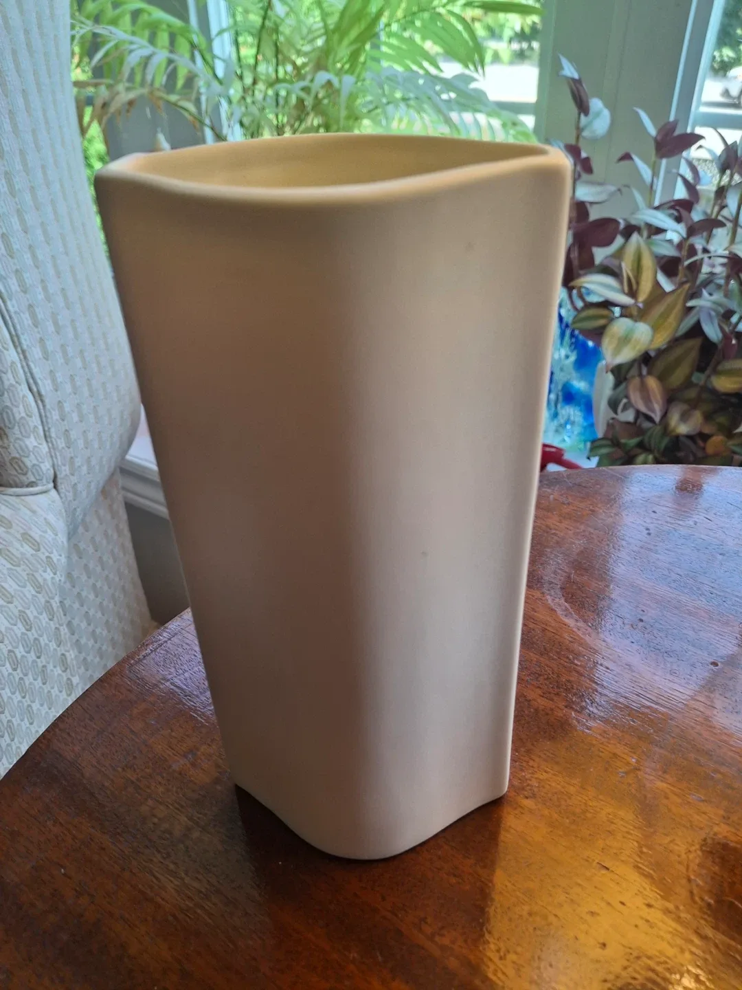 Sleek floral vase image indicator(3)