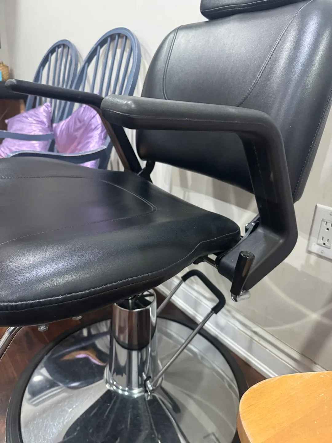 Black Salon/Barber Chair image indicator(4)