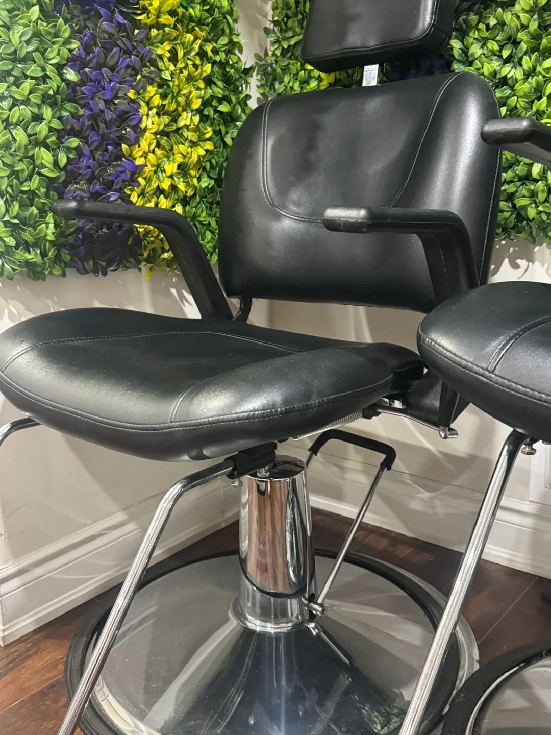 Black Salon/Barber Chair image indicator(2)