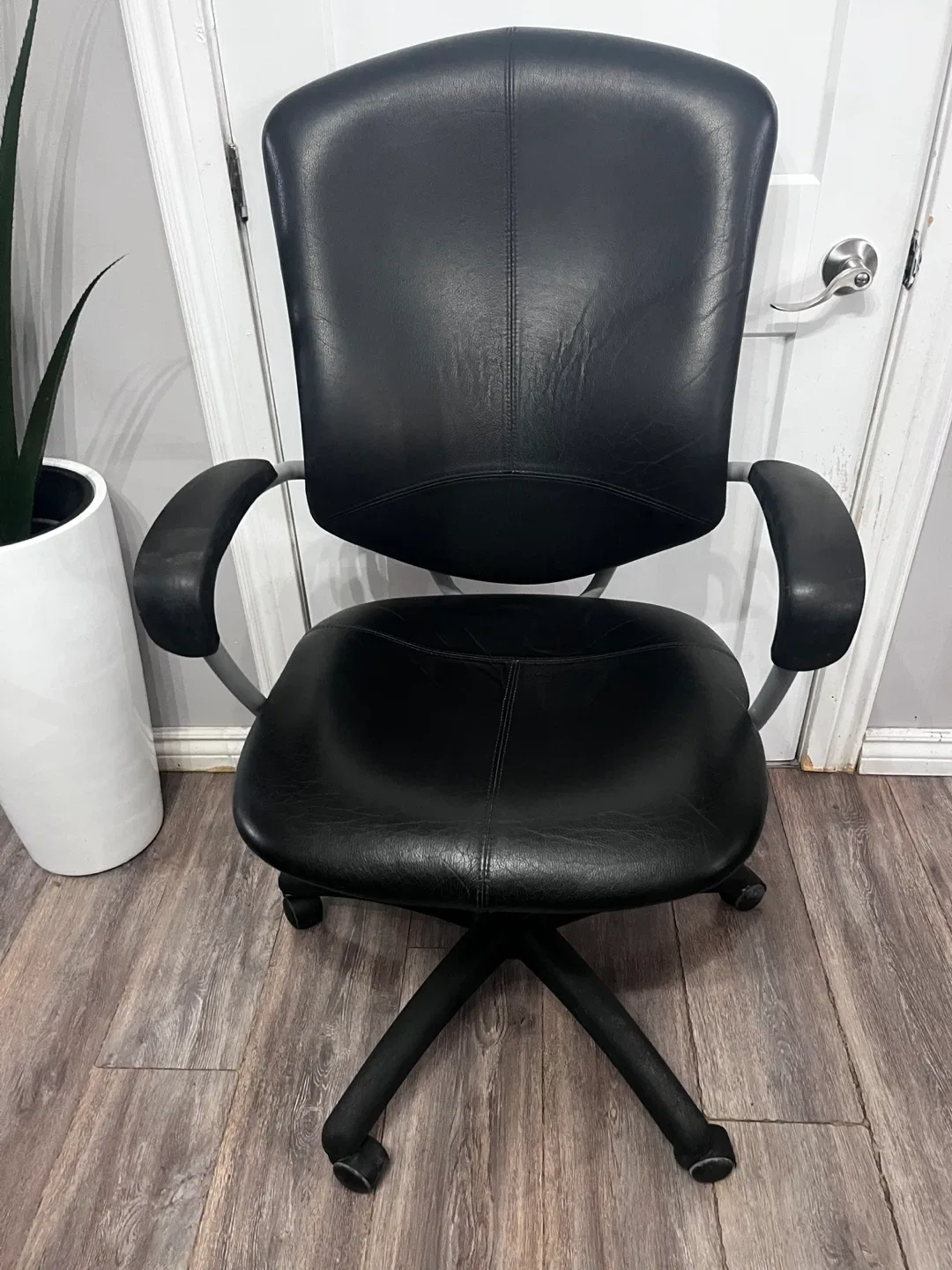 Black leather Office desk Chair thumbnail