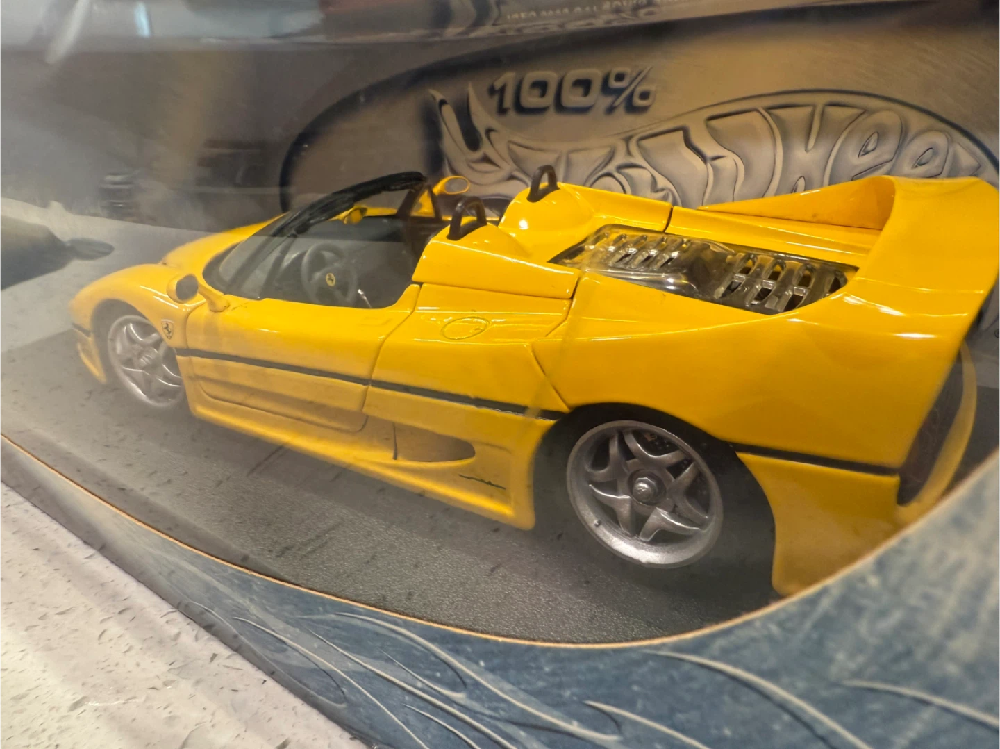 1/18 HotWheels Yellow Ferrari F50 - photo 4