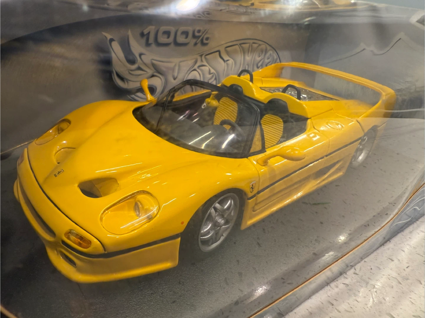 1/18 HotWheels Yellow Ferrari F50 - photo 3
