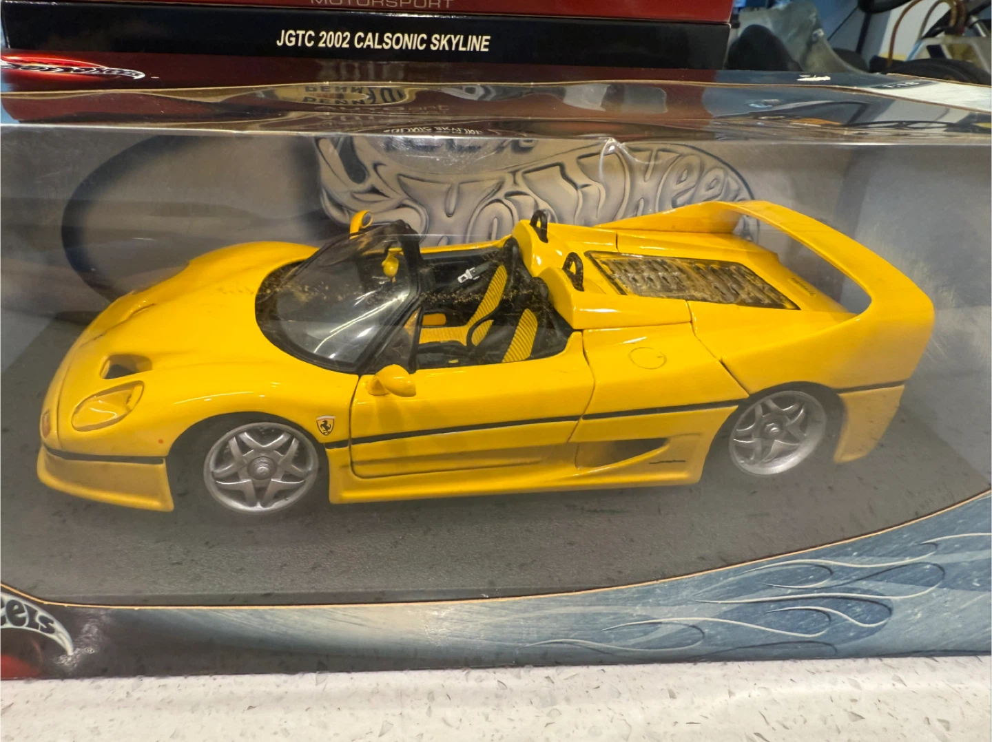 1/18 HotWheels Yellow Ferrari F50 - photo 2