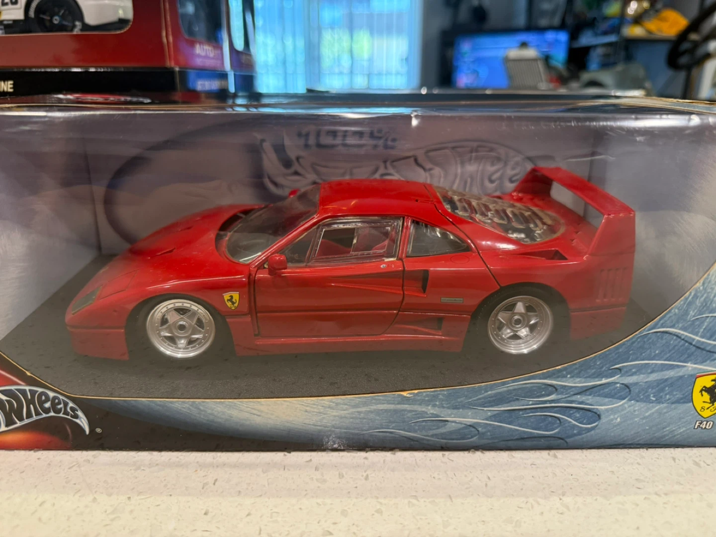 1/18 HotWheels Red Ferrari F40