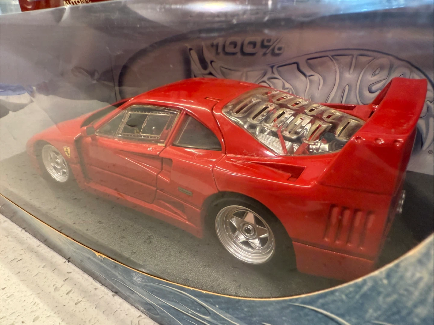 1/18 HotWheels Red Ferrari F40 - photo 4