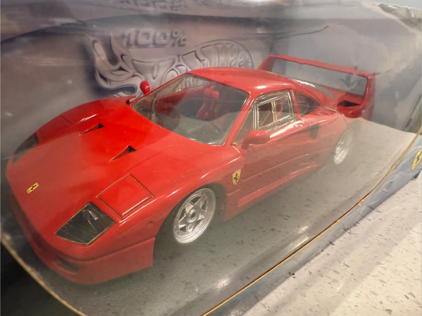 1/18 HotWheels Red Ferrari F40 - photo 3