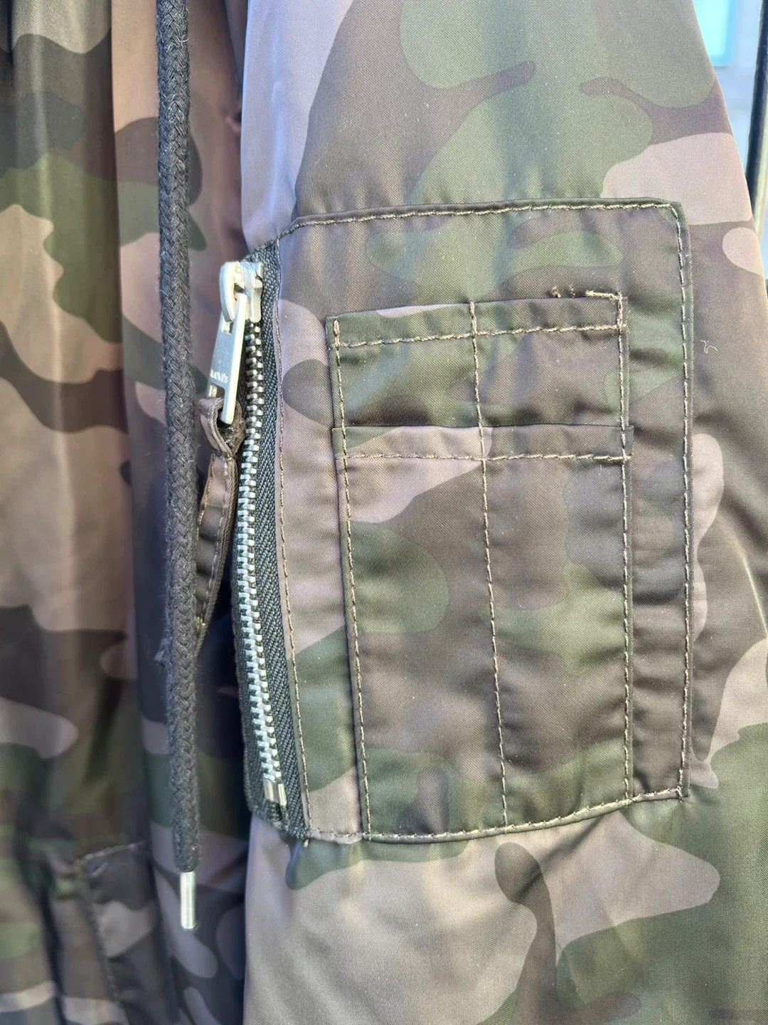 Levi Strauss & Co. Camo Jacket - Size L image indicator(5)