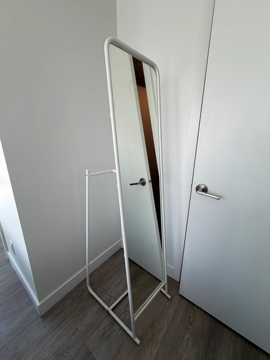 White Standing Mirror with Rack - photo 3