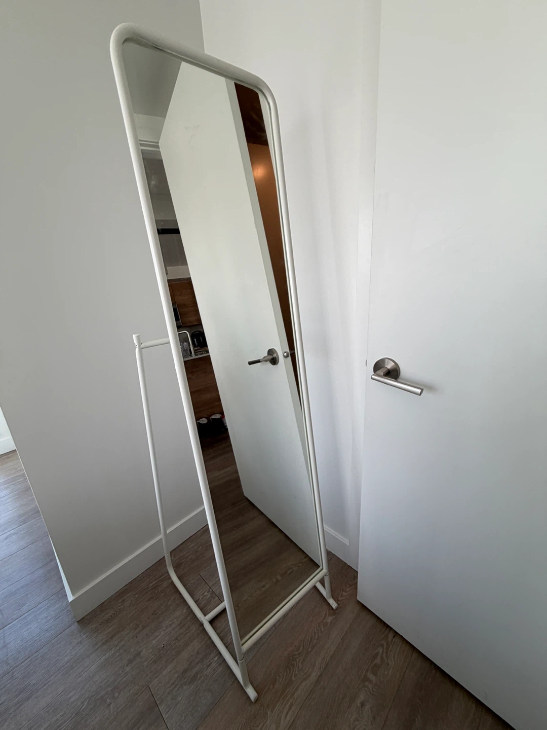 White Standing Mirror with Rack - photo 4