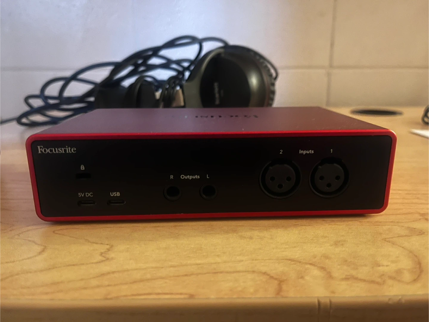 Focusrite Scarlett 2i2 Audio Interface with Mic and Headphones - photo 3
