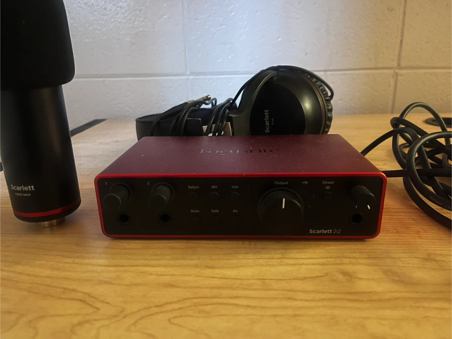 Focusrite Scarlett 2i2 Audio Interface with Mic and Headphones - photo 2