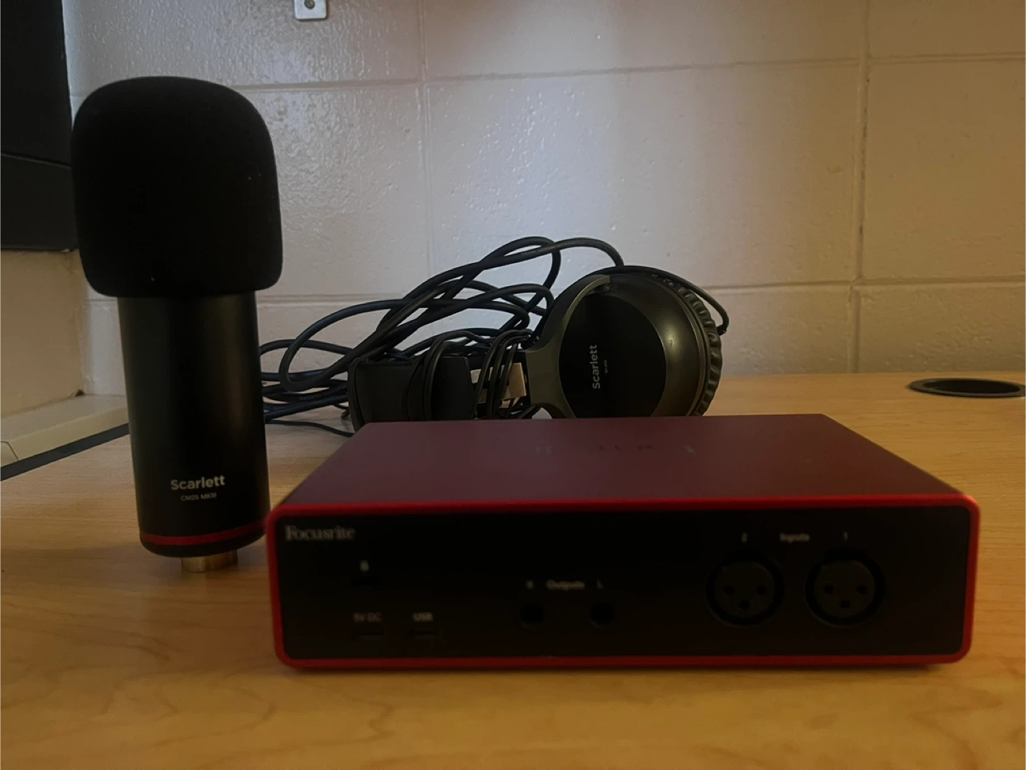 Focusrite Scarlett 2i2 Audio Interface with Mic and Headphones - photo 4