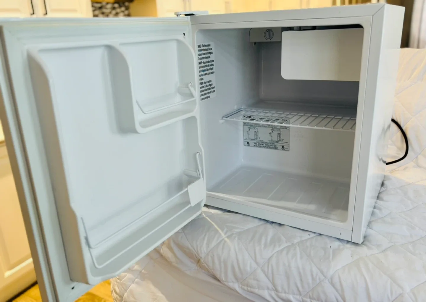 Hamilton Beach Mini Fridge - White image indicator(3)