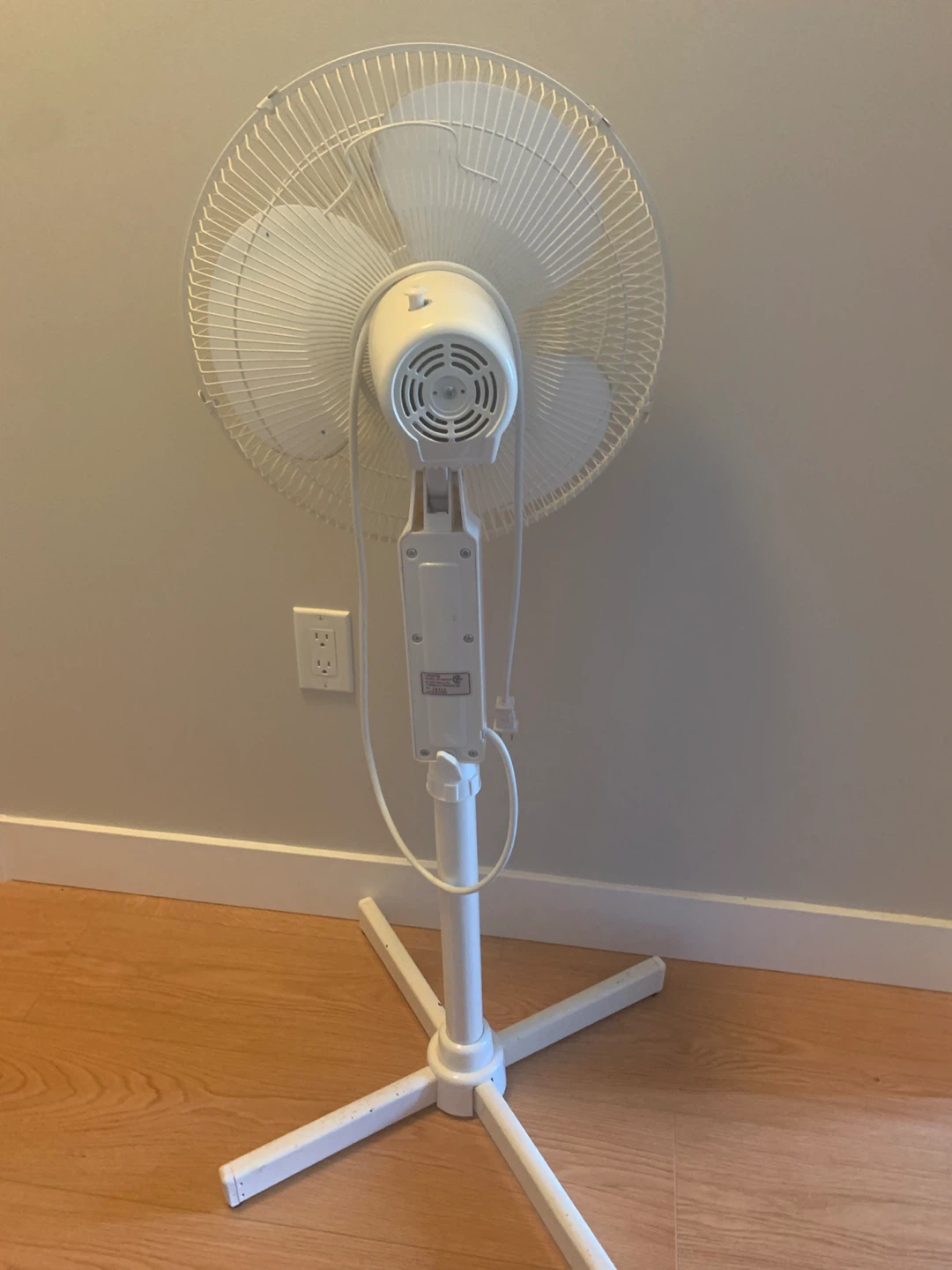 16" White Stand Fan - photo 3