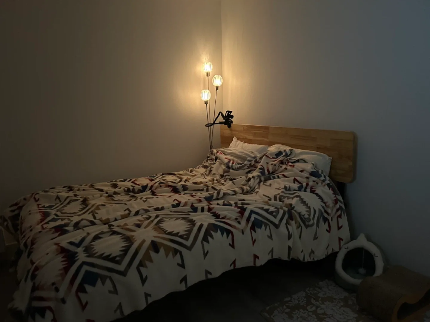 Sealy Mattress (Queen, Firm) + Frame image indicator(5)